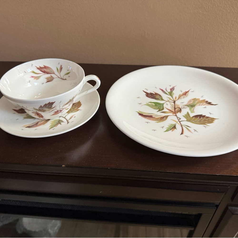 Wedgefield bone china -wakefield Leaf Design Dinnerware Set